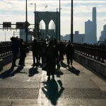 Foto: Tensión en el puente de Brooklyn: hombre ataca a policía con un cuchillo/Cortesía.