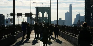 Foto: Tensión en el puente de Brooklyn: hombre ataca a policía con un cuchillo/Cortesía.