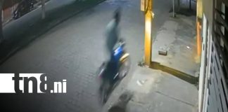 Foto: Motociclista pierde el equilibrio y termina contra un poste en Managua/TN8
