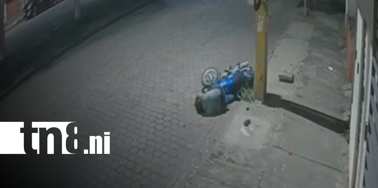Foto: Motociclista pierde el equilibrio y termina contra un poste en Managua/TN8