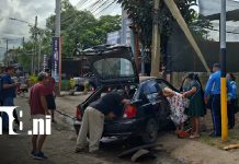 Violento accidente en Managua: tres personas quedan atrapadas dentro del vehículo Foto: Accidente con personas prensadas en Sabana Grande, Managua / TN8
