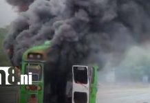 Bus de transporte colectivo termina incendiado tras fuerte colisión en Tipitapa Foto: Incendio de bus en Tipitapa / TN8