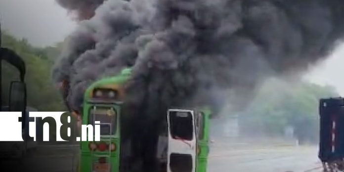 Foto: Incendio de bus en Tipitapa / TN8 Foto: Incendio de bus en Tipitapa / TN8