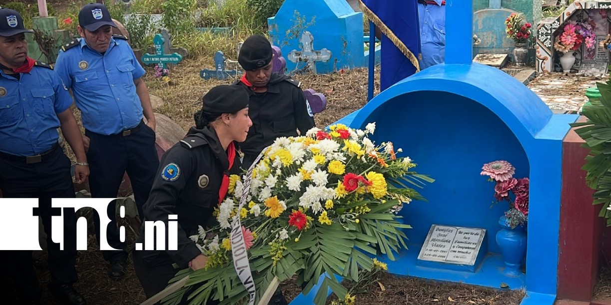 Foto: Homenaje a la Policía Nacional y a miembros caídos en cumplimiento del deber / TN8