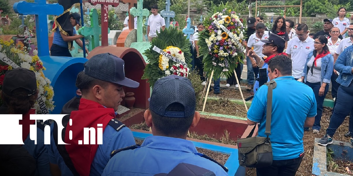 Foto: Homenaje a la Policía Nacional y a miembros caídos en cumplimiento del deber / TN8