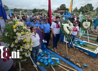Foto: Homenaje a la Policía Nacional y a miembros caídos en cumplimiento del deber / TN8