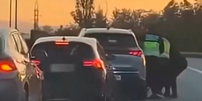 Foto: Falsos oficiales secuestran a un hombre en una autopista de Barcelona / Cortesia Foto: Falsos oficiales secuestran a un hombre en una autopista de Barcelona / Cortesia