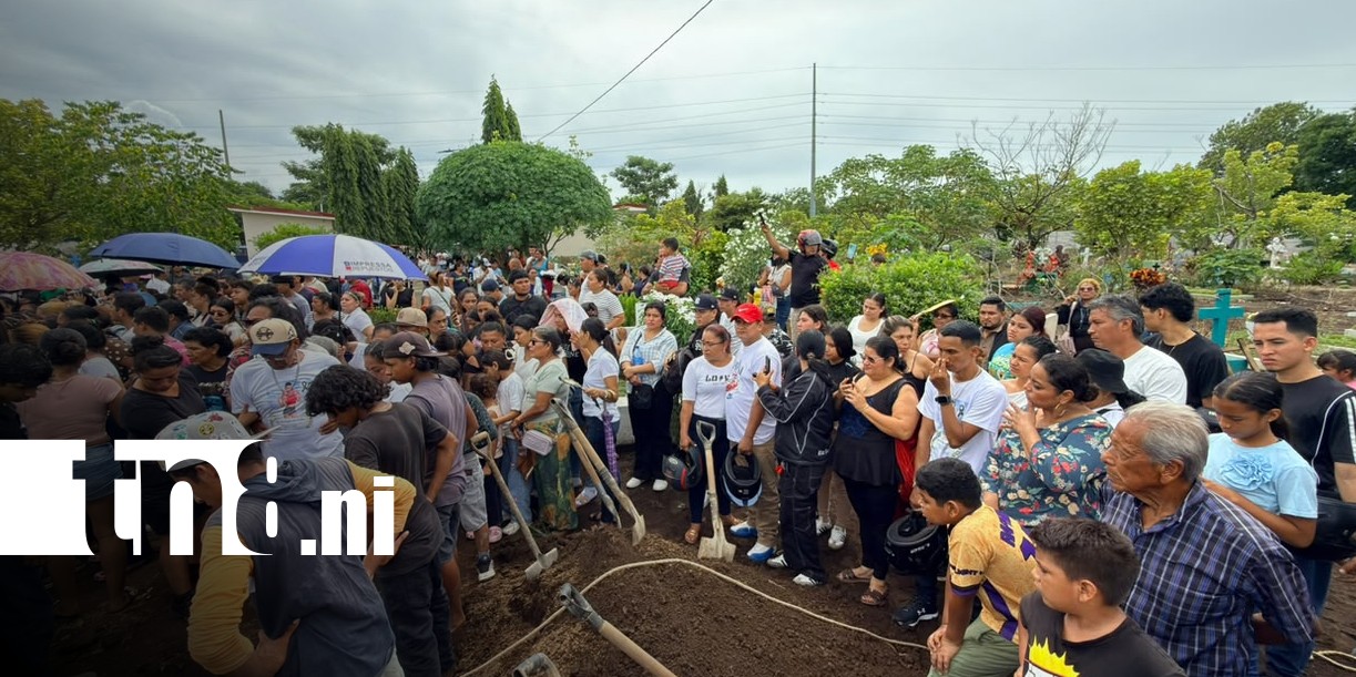Foto: Entierro de "La Pajarita" en Chinandega / TN8