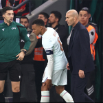Mbappé tiene hiperextensión de rodilla y estaría de baja dos semanas Kylian Mbappé fuera por lesión de rodilla.