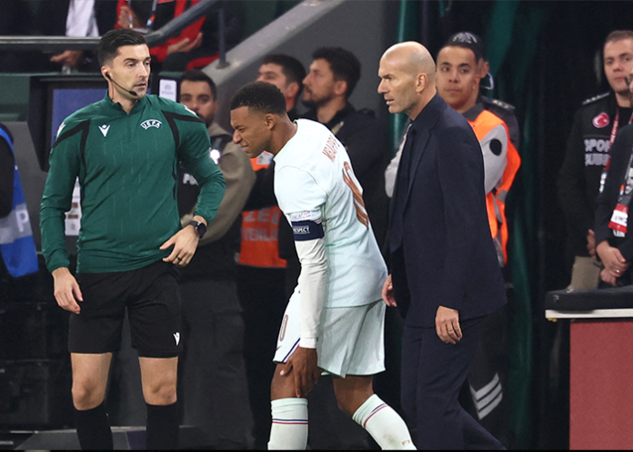 Kylian Mbappé Kylian Mbappé fuera por lesión de rodilla.