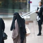 Italia plantea limitar alumnos extranjeros por clase y prohibir el burka y niqab Foto: Italia busca prohibir el niqab y burka en colegios