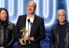 El cigarro de Pat Smear se roba las miradas durante homenaje a Nirvana en MTV Foto: Nirvana recibe premio de MTV