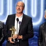 El cigarro de Pat Smear se roba las miradas durante homenaje a Nirvana en MTV Foto: Nirvana recibe premio de MTV