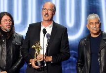 El cigarro de Pat Smear se roba las miradas durante homenaje a Nirvana en MTV Foto: Nirvana recibe premio de MTV