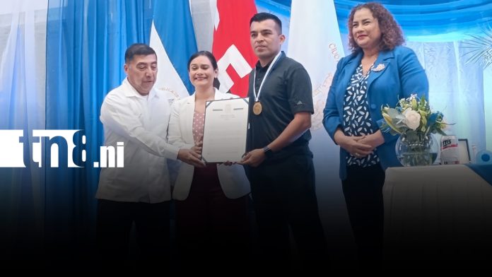 Foto: Tatiana Guzmán y Henry Pupiro reciben la Orden Alexis Argüello en Managua / TN8 Foto: Tatiana Guzmán y Henry Pupiro reciben la Orden Alexis Argüello en Managua / TN8
