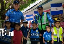 Niños de Rivas conocen de cerca el trabajo de los agentes de tránsito Foto: Niños de Rivas conocen de cerca el trabajo de los agentes de tránsito / TN8