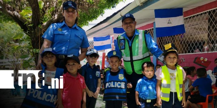 Foto: Niños de Rivas conocen de cerca el trabajo de los agentes de tránsito / TN8 Foto: Niños de Rivas conocen de cerca el trabajo de los agentes de tránsito / TN8