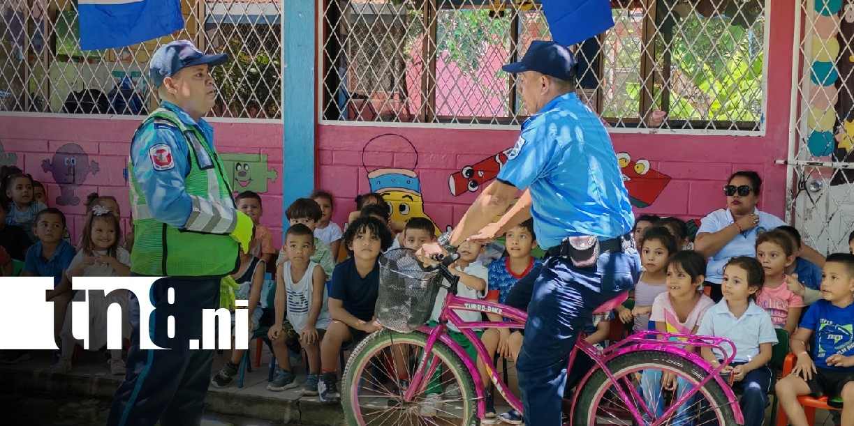 Foto: Niños de Rivas conocen de cerca el trabajo de los agentes de tránsito / TN8