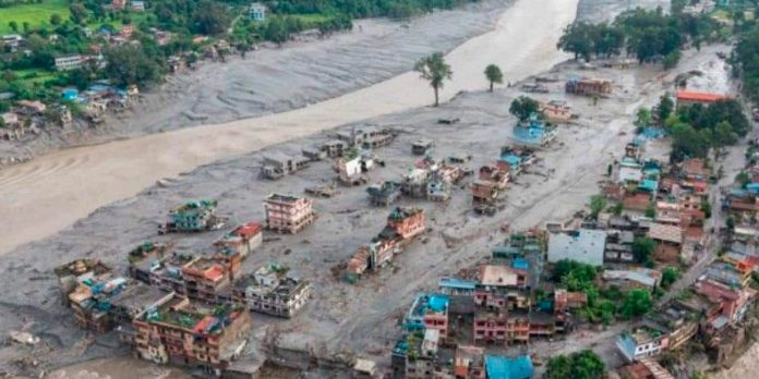 Foto: ¡La montaña se viene abajo! Gigantesco alud cae sobre un río en Nepal / Cortesia Foto: ¡La montaña se viene abajo! Gigantesco alud cae sobre un río en Nepal / Cortesia