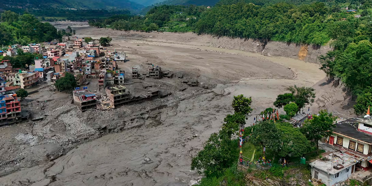 Foto: ¡La montaña se viene abajo! Gigantesco alud cae sobre un río en Nepal / Cortesia