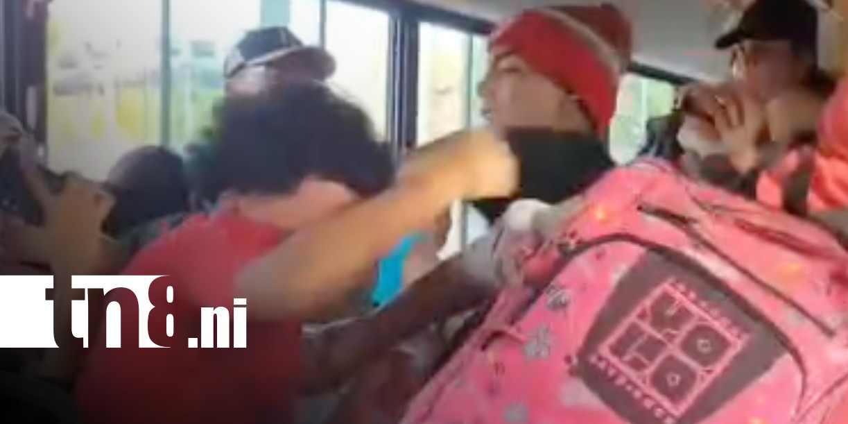 Foto: Pleito de chavalos dentro de un bus de Managua / TN8