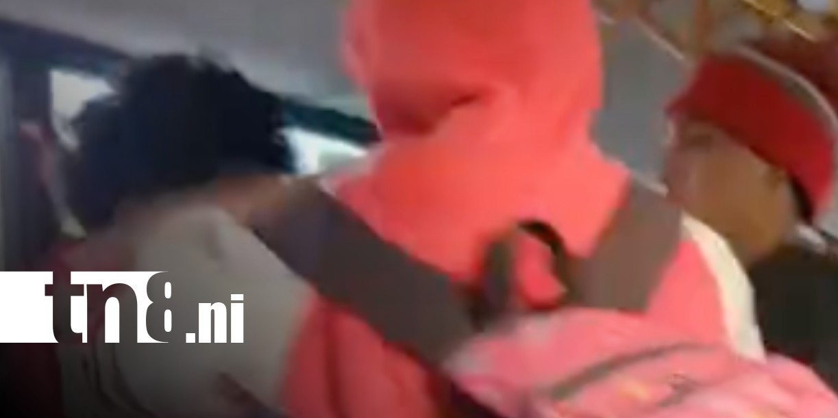 Foto: Pleito de chavalos dentro de un bus de Managua / TN8