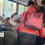 Foto: Pleito de chavalos dentro de un bus de Managua / TN8