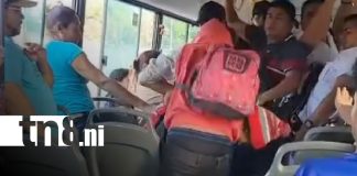 Foto: Pleito de chavalos dentro de un bus de Managua / TN8