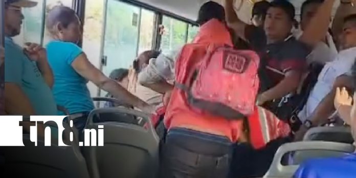Foto: Pleito de chavalos dentro de un bus de Managua / TN8 Foto: Pleito de chavalos dentro de un bus de Managua / TN8