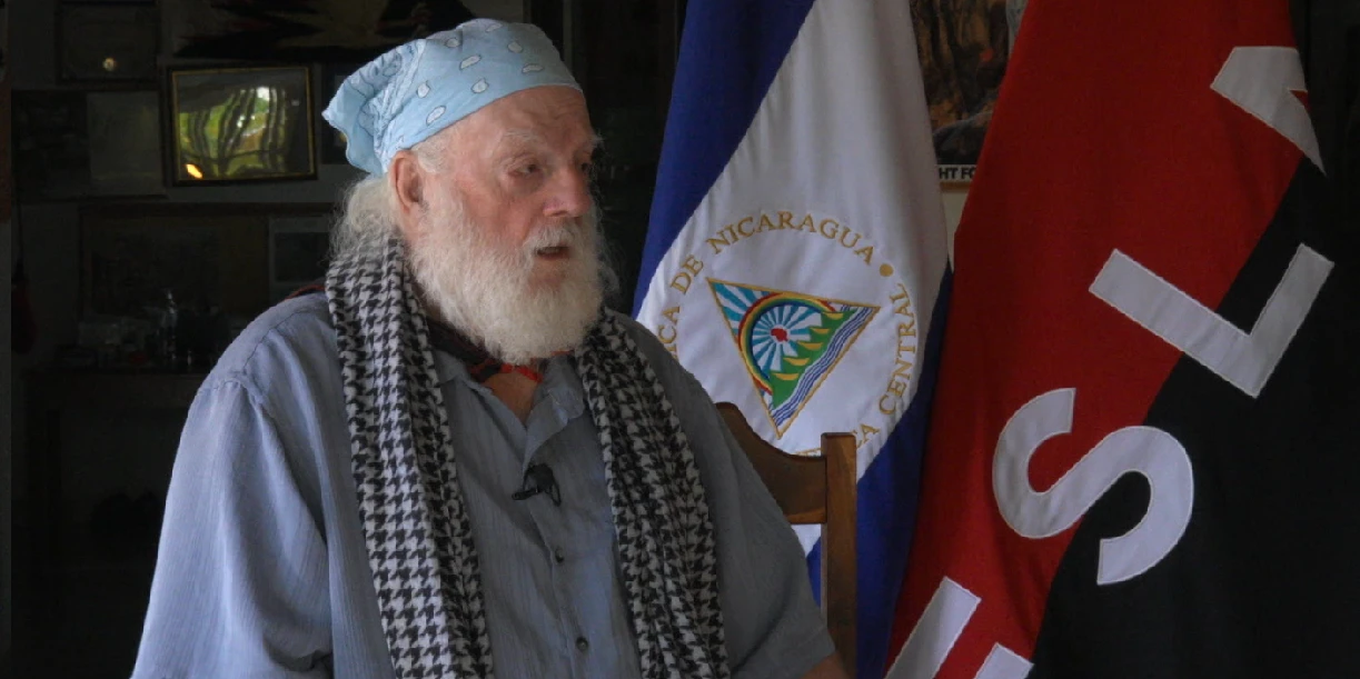 Foto: Compañero Brian Wilson, activista norteamericano, junto a la Juventud Sandinista de Nicaragua