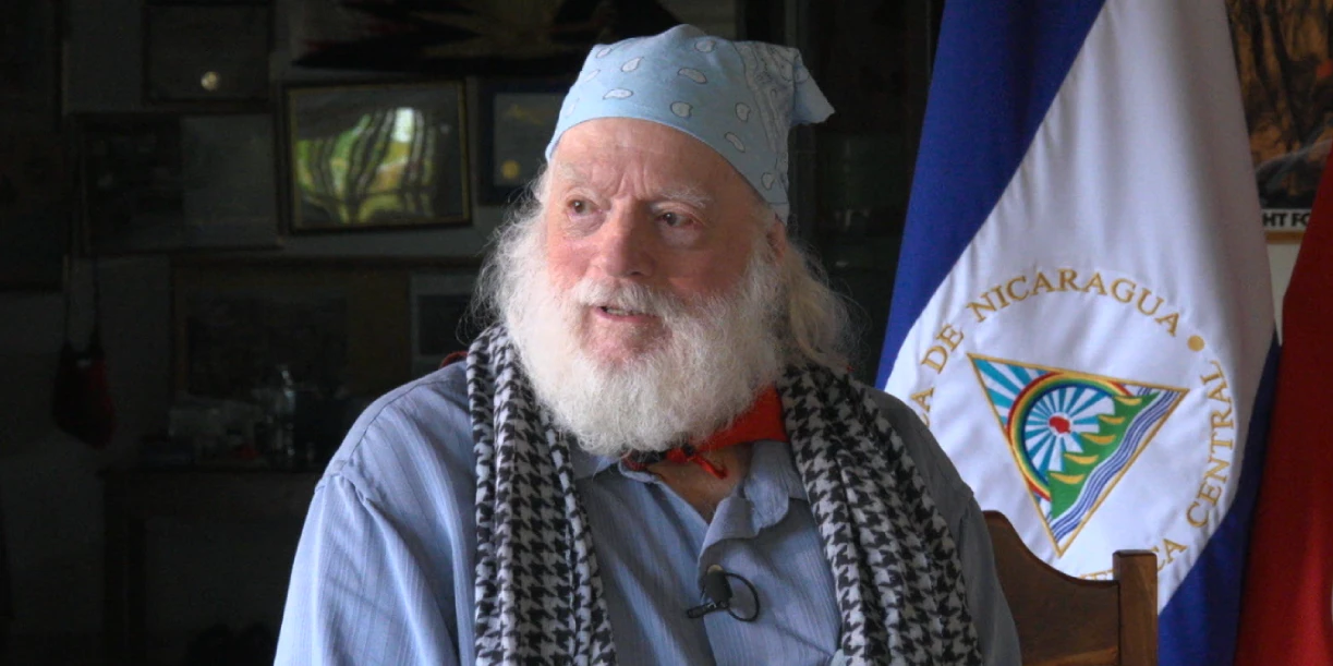 Foto: Compañero Brian Wilson, activista norteamericano, junto a la Juventud Sandinista de Nicaragua