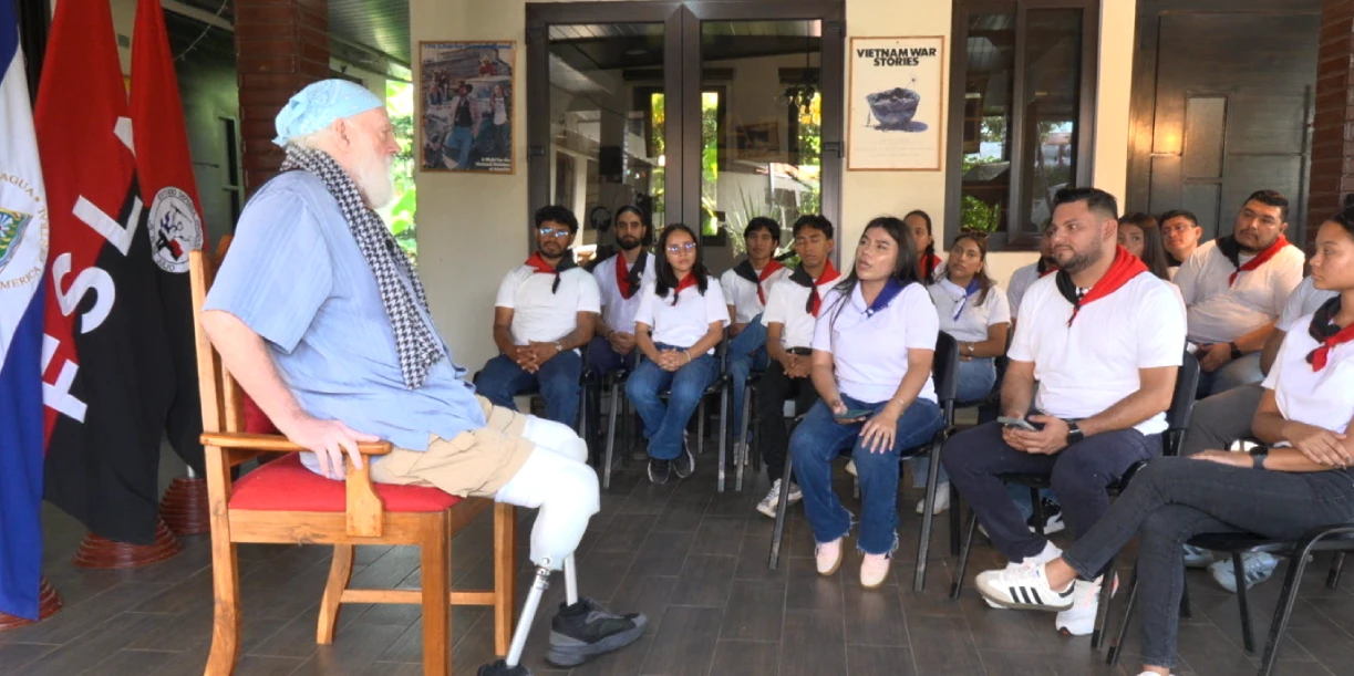 Foto: Compañero Brian Wilson, activista norteamericano, junto a la Juventud Sandinista de Nicaragua