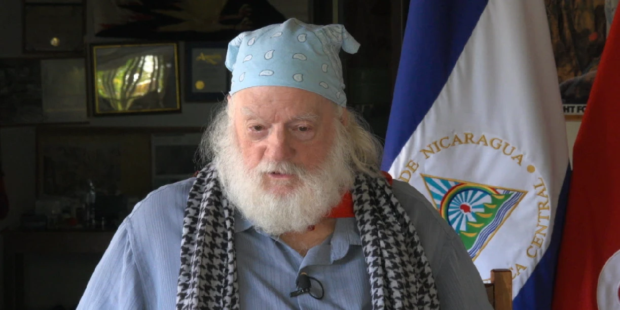 Foto: Compañero Brian Wilson, activista norteamericano, junto a la Juventud Sandinista de Nicaragua