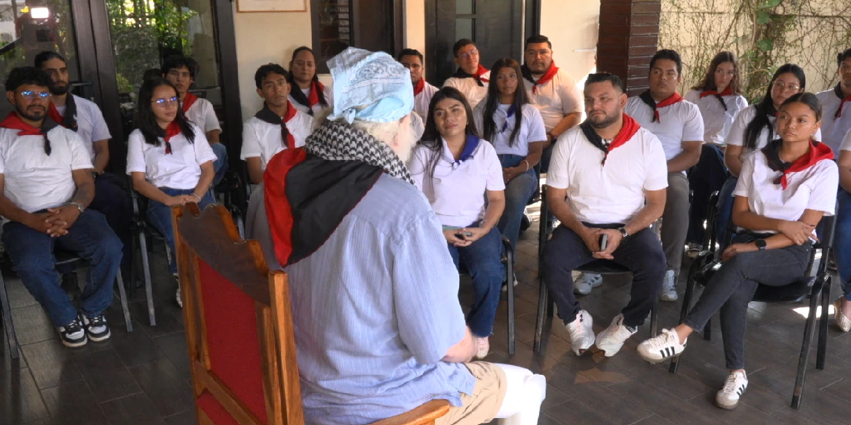 Foto: Compañero Brian Wilson, activista norteamericano, junto a la Juventud Sandinista de Nicaragua