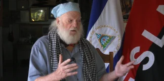 Foto: Compañero Brian Wilson, activista norteamericano, junto a la Juventud Sandinista de Nicaragua