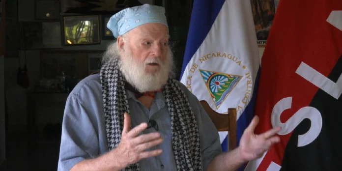 Foto: Compañero Brian Wilson, activista norteamericano, junto a la Juventud Sandinista de Nicaragua Foto: Compañero Brian Wilson, activista norteamericano, junto a la Juventud Sandinista de Nicaragua