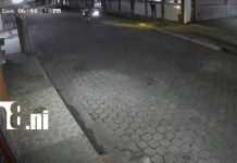 Cámaras captan colisión entre motocicletas y robo a un joven en Managua