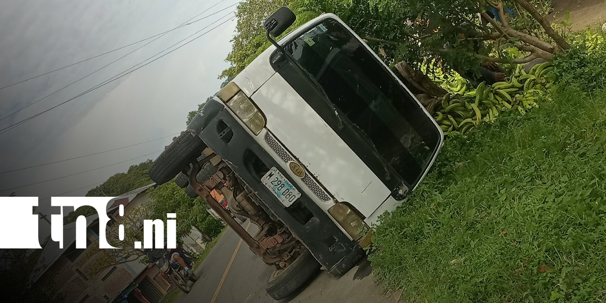 Foto: Camión cargado de plátanos se vuelca en la isla de Ometepe y deja pérdidas materiales/TN8