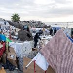 España desaloja campamento de 400 migrantes en Ceuta en medio de la tensión fronteriza