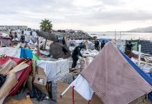España desaloja campamento de 400 migrantes en Ceuta en medio de la tensión fronteriza