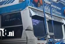 Fuerte colisión entre camioneta y bus en Río Blanco deja cuantiosos daños materiales Foto: Fuerte colisión entre camioneta y bus en Río Blanco deja cuantiosos daños materiales/TN8