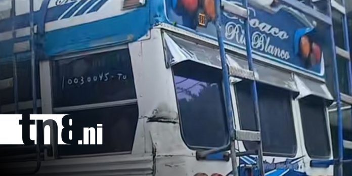 1 Foto: Fuerte colisión entre camioneta y bus en Río Blanco deja cuantiosos daños materiales/TN8