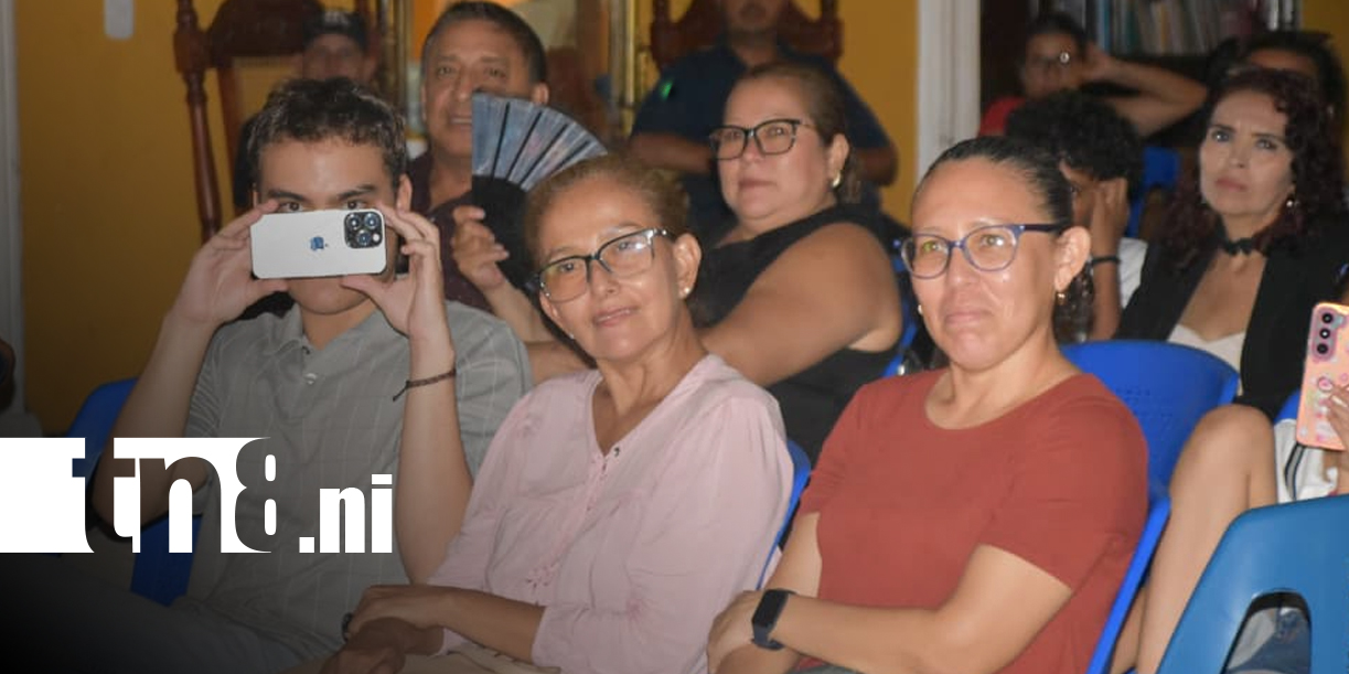 Foto: La Escuela Nacional Pilar Aguirre puso en escena El Traje del Emperador en Granada/TN8