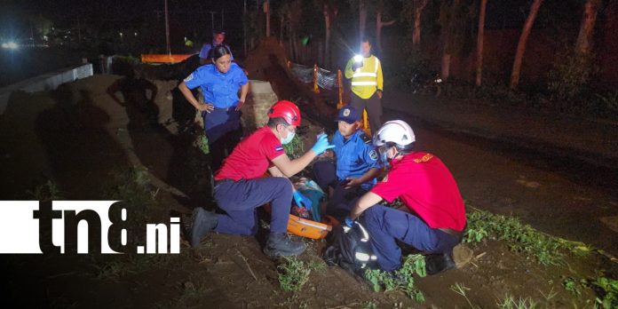 1 Foto: Mujer lesionada tras caer desde siete metros al fondo de un cauce en Managua/TN8