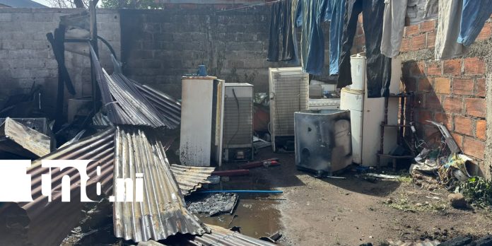 1 Foto: Voraz incendio deja cuantiosas pérdidas materiales en una vivienda del barrio Santa Ana, en Chinandega/TN8