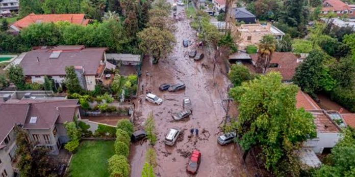 Foto: Fuertes lluvias golpean Santiago de Chile/Cortesía Foto: Fuertes lluvias golpean Santiago de Chile/Cortesía