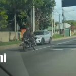 Motociclista arriesga su vida con peligrosas maniobras en carretera Sur Foto: Motociclista arriesga su vida al circular en carril contrario/TN8