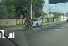 Foto: Motociclista arriesga su vida al circular en carril contrario/TN8