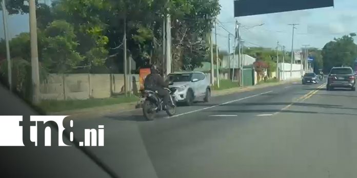 Foto: Motociclista arriesga su vida al circular en carril contrario/TN8 Foto: Motociclista arriesga su vida al circular en carril contrario/TN8