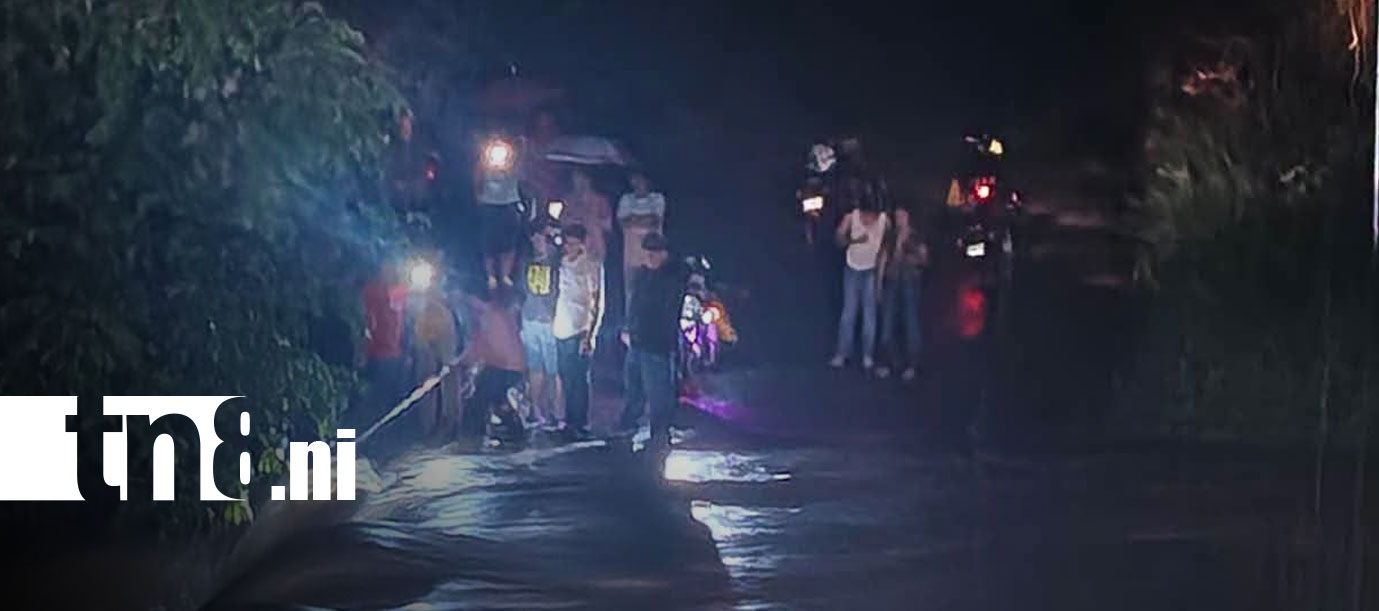 Foto: Rescatan con vida a dos motociclistas arrastrados por fuertes corrientes en El Ayote/TN8